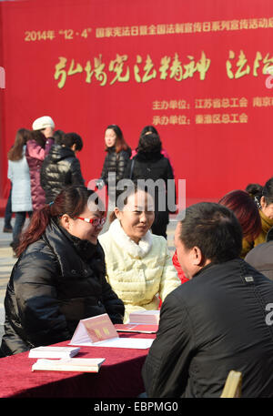 Nanjing, China Jiangsu Provinz. 4. Dezember 2014. Bürgerinnen und Bürger beraten Rechtsanwälte während einer Aktivität Kennzeichnung Chinas erste Verfassung Nationalfeiertag in Nanjing, der Hauptstadt der ostchinesischen Provinz Jiangsu, 4. Dezember 2014. © Sonne kann/Xinhua/Alamy Live-Nachrichten Stockfoto