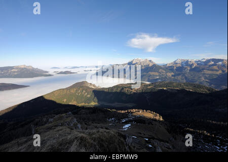 Blick auf den sonnigen Grünstein und Hoher Goell Mountain während das Tal mit Hochnebel, Ramsau, Berchtesgaden, Deutschland bedeckt ist Stockfoto