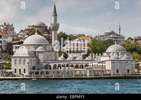 Paar, vorbei an der Semsi Pasa Moschee, gesehen vom Bosporus, Üsküdar, Istanbul, Türkei, Europa Stockfoto