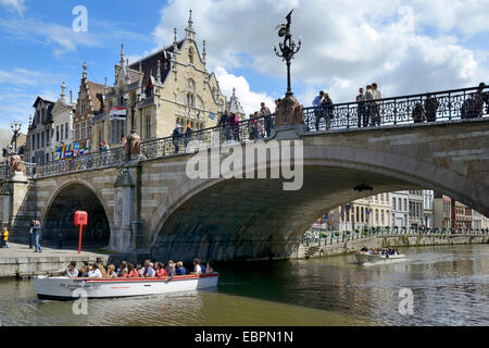 Boot auf dem Fluss Unterquerung St. Michaels zu überbrücken, Gent, Flandern, Belgien Stockfoto