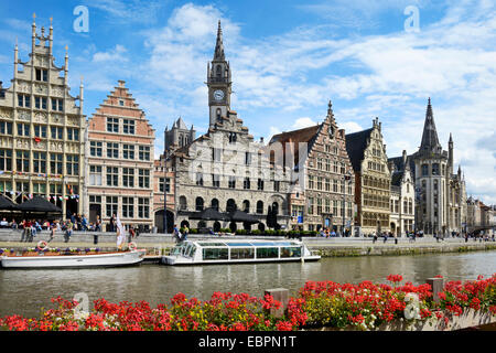 Ausflugsboote am Fluss Leie und mittelalterlichen Gilden Häuser am Graslei Quay, Gent, Flandern, Belgien, Europa Stockfoto