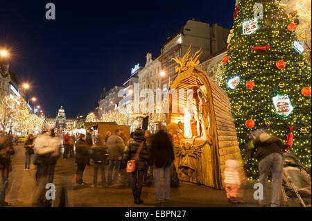 Weihnachtsmarkt und Weihnachtsbaum, Krippe und Nationalmuseum am Wenzelsplatz, Nove Mesto, Prag, Tschechische Republik Stockfoto