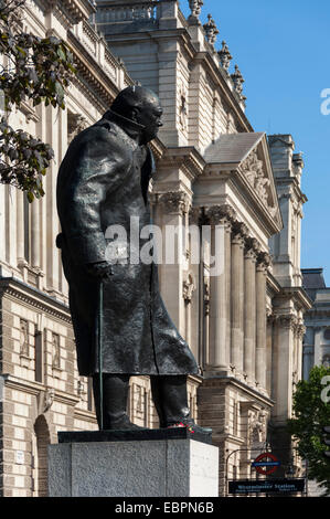 Statue von Sir Winston Churchill, Parliament Square, parlamentarische Gebäuden im Hintergrund, London, England, Vereinigtes Königreich Stockfoto