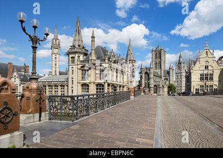 Alte Post und St.-Nikolaus Kirche von Michielsbrug (St.-Michaels Brücke), Gent, Flandern, Belgien, Europa Stockfoto