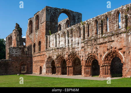 Aufwendig geschnitzte Steinbögen, 12. Jahrhundert St. Maria der Zisterzienser-Abtei Furness, Cumbria, England, Vereinigtes Königreich, Europa Stockfoto