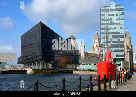 Mann-Insel und die drei Grazien betrachtet von Canning Dock, Liverpool, Merseyside, England, Vereinigtes Königreich, Europa Stockfoto