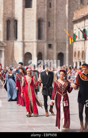 Mittelalterfest von La Quintana in Piazza del Popolo, Ascoli Piceno, Le Marche, Italien, Europa Stockfoto