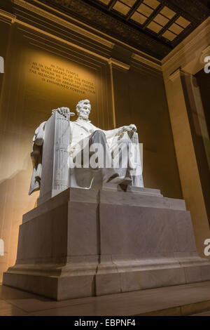 Innenraum des Lincoln Memorial leuchtet in der Nacht, Washington D.C., Vereinigte Staaten von Amerika, Nordamerika Stockfoto
