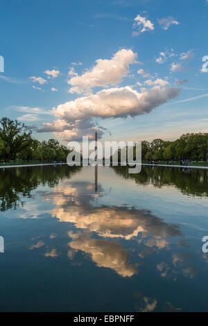 Das Washington Monument mit Reflexion, wie gesehen von der Lincoln Memorial, Washington D.C., Vereinigte Staaten von Amerika Stockfoto