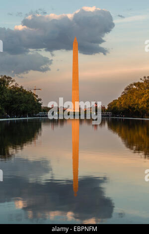 Das Washington Monument mit Reflexion, wie gesehen von der Lincoln Memorial, Washington D.C., Vereinigte Staaten von Amerika Stockfoto