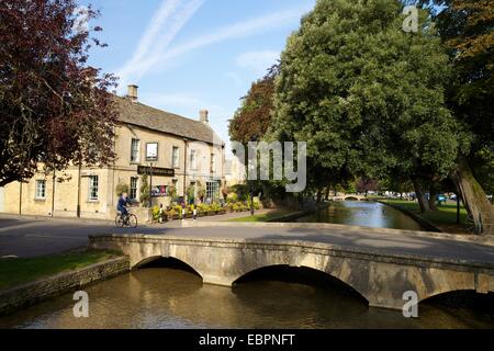 Kingsbridge Inn und River Windrush, Bourton-on-the-Water, Cotswolds, Gloucestershire, England, Vereinigtes Königreich, Europa Stockfoto