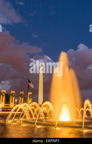 Das Washington Monument beleuchtet nachts wie aus dem zweiten Weltkrieg Monument, Washington D.C., Deutschland Stockfoto