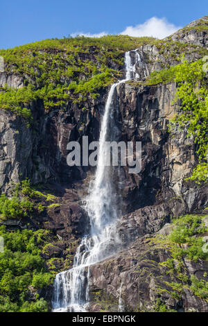 Eis schmelzen Wasserfall am Fluss Olden, wie es fließt entlang Briksdalen, Olden, Nordfjord, Norwegen, Skandinavien, Europa Stockfoto