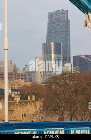 Mischung aus Architektur, darunter das markante Gebäude "Cheesegrater" und der Tower of London von Tower Bridge London England Stockfoto