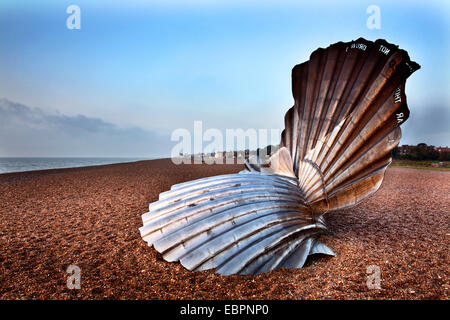 Die Jakobsmuschel-Skulptur auf Aldeburgh Strand, Aldburgh, Suffolk, England, Vereinigtes Königreich, Europa Stockfoto