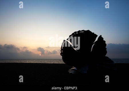 Die Jakobsmuschel-Skulptur am Aldeburgh Strand bei Sonnenaufgang, Aldburgh, Suffolk, England, Vereinigtes Königreich, Europa Stockfoto