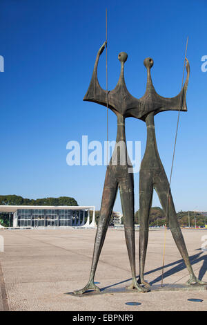 Obersten Bundesgericht, Dois Candangos Skulptur, drei Mächte Square, Brasilia, Distrito Federal, Brasilien, Südamerika Stockfoto