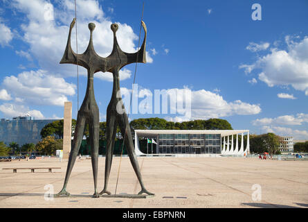 DOIs Candangos Skulptur, obersten Bundesgericht, drei Mächte Square, Brasilia, Distrito Federal, Brasilien, Südamerika Stockfoto