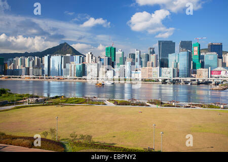 Start-und Landebahn Park am alten Flughafen Kai Tak und Wolkenkratzer von Kwun Tong, Kai Tak, Kowloon, Hong Kong, China, Asien Stockfoto