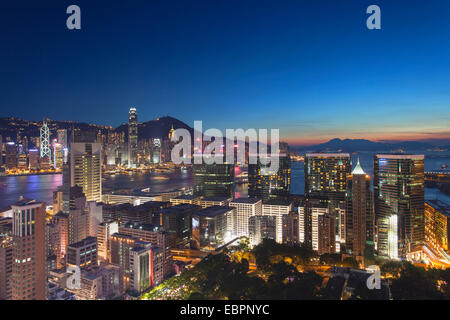 Blick auf Hong Kong Island und Tsim Sha Tsui Skylines bei Dämmerung, Hong Kong, China, Asien Stockfoto