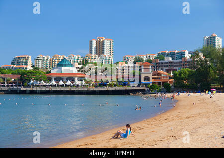 Menschen am Strand, Discovery Bay, Lantau, Hong Kong, China, Asien Stockfoto