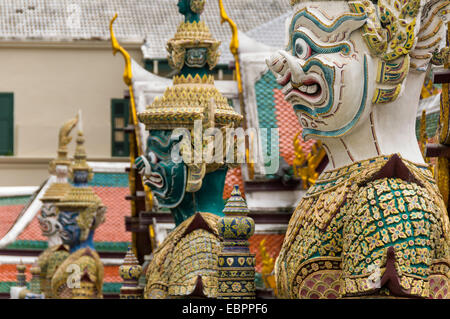 Statuen im Tempel des Smaragd-Buddha (Wat Phra Kaew), königlicher Palast, Bangkok, Thailand, Südostasien, Asien Stockfoto