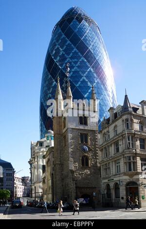 30 St Mary Axe (The Gherkin) mit St. Andrew Undershaft Kirche, City of London, England, Vereinigtes Königreich, Europa Stockfoto