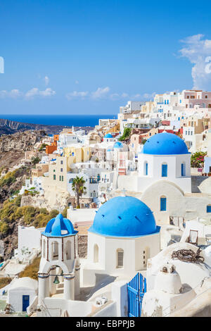 Griechische Kirche mit drei blauen Kuppeln im Dorf Oia, Santorini (Thira), Kykladen, griechische Inseln, Griechenland, Europa Stockfoto