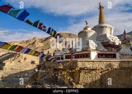 Gebetsfahnen und Stupa auf dem Kloster Lamayuru, Ladakh, Himalaya, Indien, Asien Stockfoto