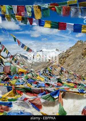 Gebetsfahnen am Khardung La Mountain Pass. der höchste Straßenpass in der Welt, Ladakh, Himalaya, Indien, Asien Stockfoto