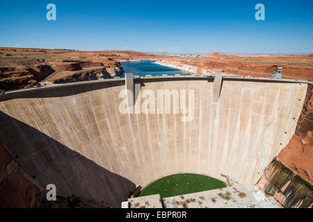 Glen-Schlucht-Verdammung auf dem Colorado River im nördlichen Arizona mit Lake Powell in den Hintergrund, Arizona, Vereinigte Staaten von Amerika Stockfoto