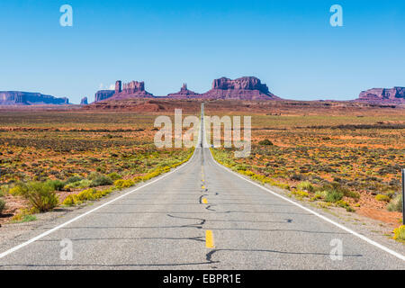 Lange Straße führt in das Monument Valley, Arizona, Vereinigte Staaten von Amerika, Nordamerika Stockfoto