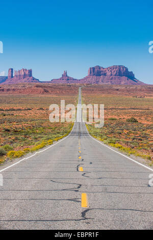 Lange Straße führt in das Monument Valley, Arizona, Vereinigte Staaten von Amerika, Nordamerika Stockfoto