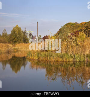 Teich im Park, Henrichshuette Eisenhütte im Hintergrund, Hattingen, Ruhrgebiet, Nordrhein-Westfalen, Deutschland Stockfoto