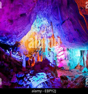beleuchtete Tropfsteinhöhle Höhle, Iserlohn, Sauerland, Nordrhein-Westfalen, Deutschland Stockfoto
