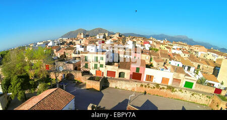 Luftbild der Altstadt, Atalaya de Alcudia im Hintergrund, Spanien, Balearen, Mallorca, Alcudia Stockfoto