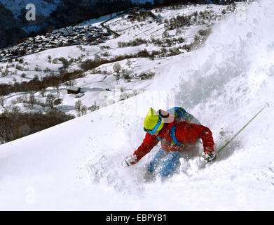 Freerider, Saint Martin de Belleville im Hintergrund, Frankreich, Savoyen, Tarentaise, Saint Martin de Belleville Stockfoto