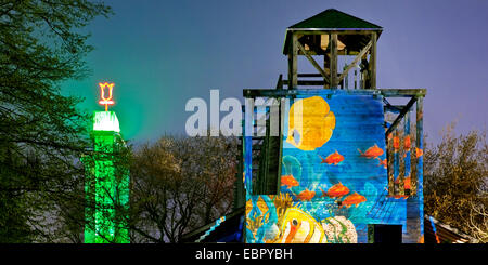 beleuchtete Grugapark im Abendlicht, Essen, Ruhrgebiet, Nordrhein-Westfalen, Deutschland Stockfoto