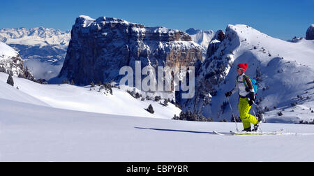 Skitouren in den Alpen, Mont Aiguille im Hintergrund, Frankreich, Vercors-Nationalpark Stockfoto