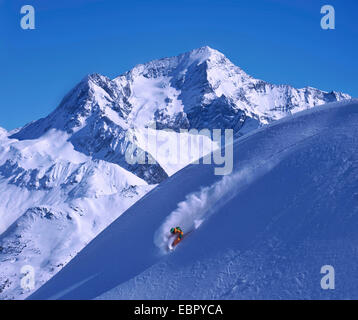 Freeskiing, Mont Pourri im Hintergrund, Savoie, Frankreich, Tarentaise Stockfoto
