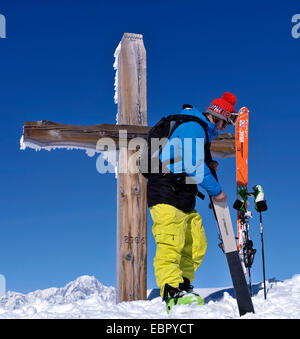 Ski Touring ein Gipfelkreuz Sainte Foy, Frankreich, Savoyen, Tarentaise Stockfoto