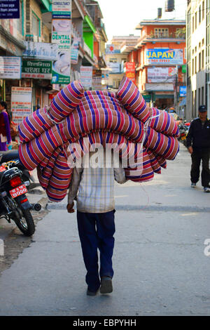 Mann mit Kissen, Nepal, Kathmandu, Pokhara Stockfoto