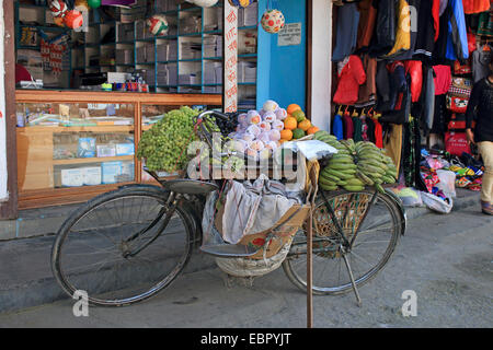 frisches Obst auf dem Fahrrad als Verkauf Wagen, Nepal, Kathmandu, Pokhara Stockfoto