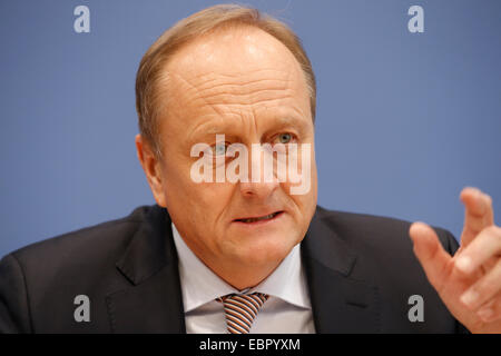 Berlin, Deutschland. 4. Dezember 2014. Joachim Rukwied, Präsident des deutschen Bauern Verband (DBV) zum Thema "Situationsbericht über die Entwicklung der Agrarmärkte und wirtschaftlichen Lage der Landwirtschaft in Deutschland" im Haus der Bundespressekonferenz am 4. Dezember 2014 in Berlin, Deutschland. Bildnachweis: Reynaldo Chaib Paganelli/Alamy Live-Nachrichten Stockfoto