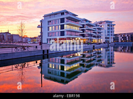 medizinisches Zentrum am Phoenix See im Abendlicht, Dortmund, Ruhrgebiet, Nordrhein-Westfalen, Deutschland Stockfoto