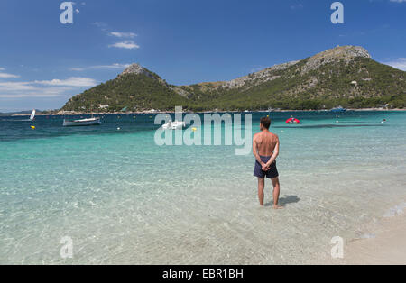 Mann am Strand Playa Formentor (Platja Formentor) Mallorca, Spanien Stockfoto