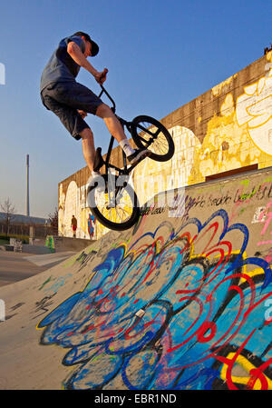 BMX-Fahrer aussteigen Luft in ein Skater-Park, Duisburg, Ruhrgebiet, Nordrhein-Westfalen, Deutschland Stockfoto