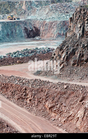 Bagger ist herumfahren in Oberfläche mir Steinbruch. Felsen. Bergbauindustrie. Stockfoto