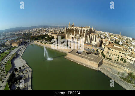 Luftbild vom Parc De La Mar, Kathedrale La Seu, königlichen Palast von La Almudaina und bischöflichen Palast, Spanien, Balearen, Mallorca, Palma De Mallorca Stockfoto