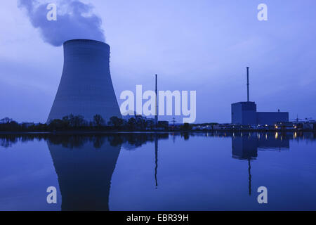 Kernkraftwerk ÖHU im Abendlicht, Landshut, Isar, Bayern, Deutschland Stockfoto